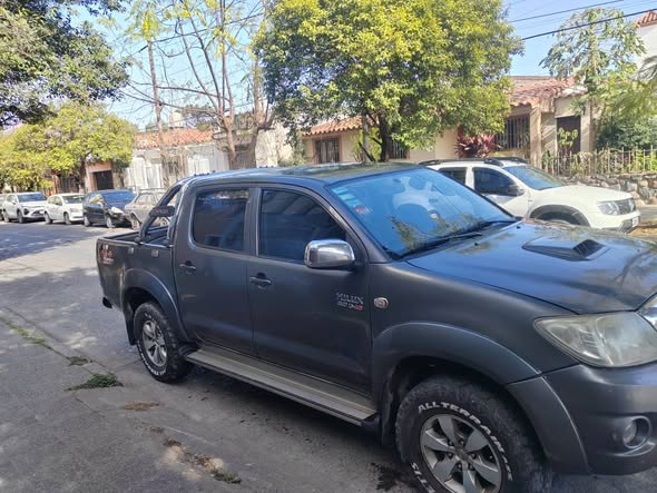 Vendo Toyota Hilux automática recibo auto y efectivo