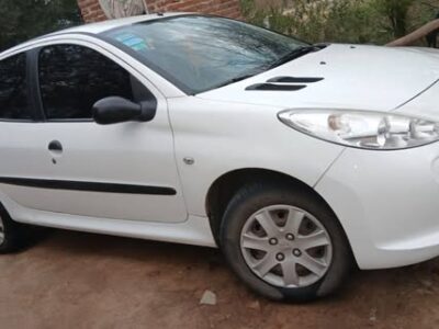 Se vende Peugeot 207 versión Compact Active 1.4 Modelo 2013