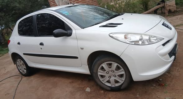 Se vende Peugeot 207 versión Compact Active 1.4 Modelo 2013