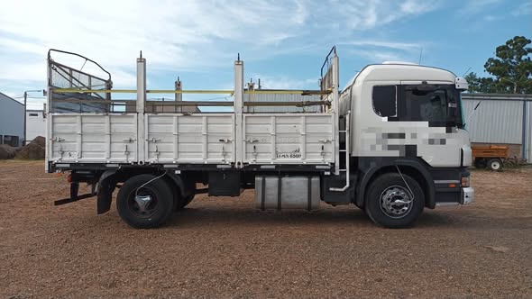 SCANIA P340 MODELO 2011