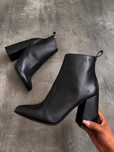 Vendo campera negra talle L (nueva). Botas número 38 (nuevas)