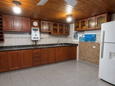 Hermosa y amplia CASA A LA VENTA AV. REPUBLICA DEL LIBANO 1863.